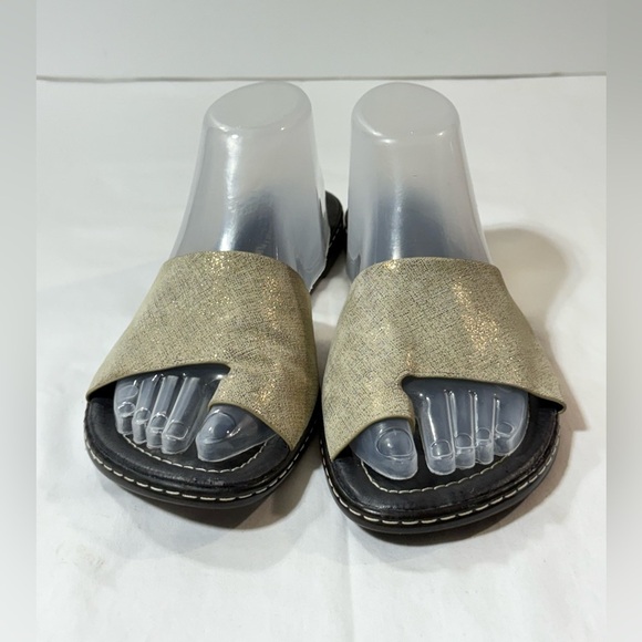 DONALD J. PLINER Beige with Gold toe ring sandals size 8.5 - Picture 8 of 8